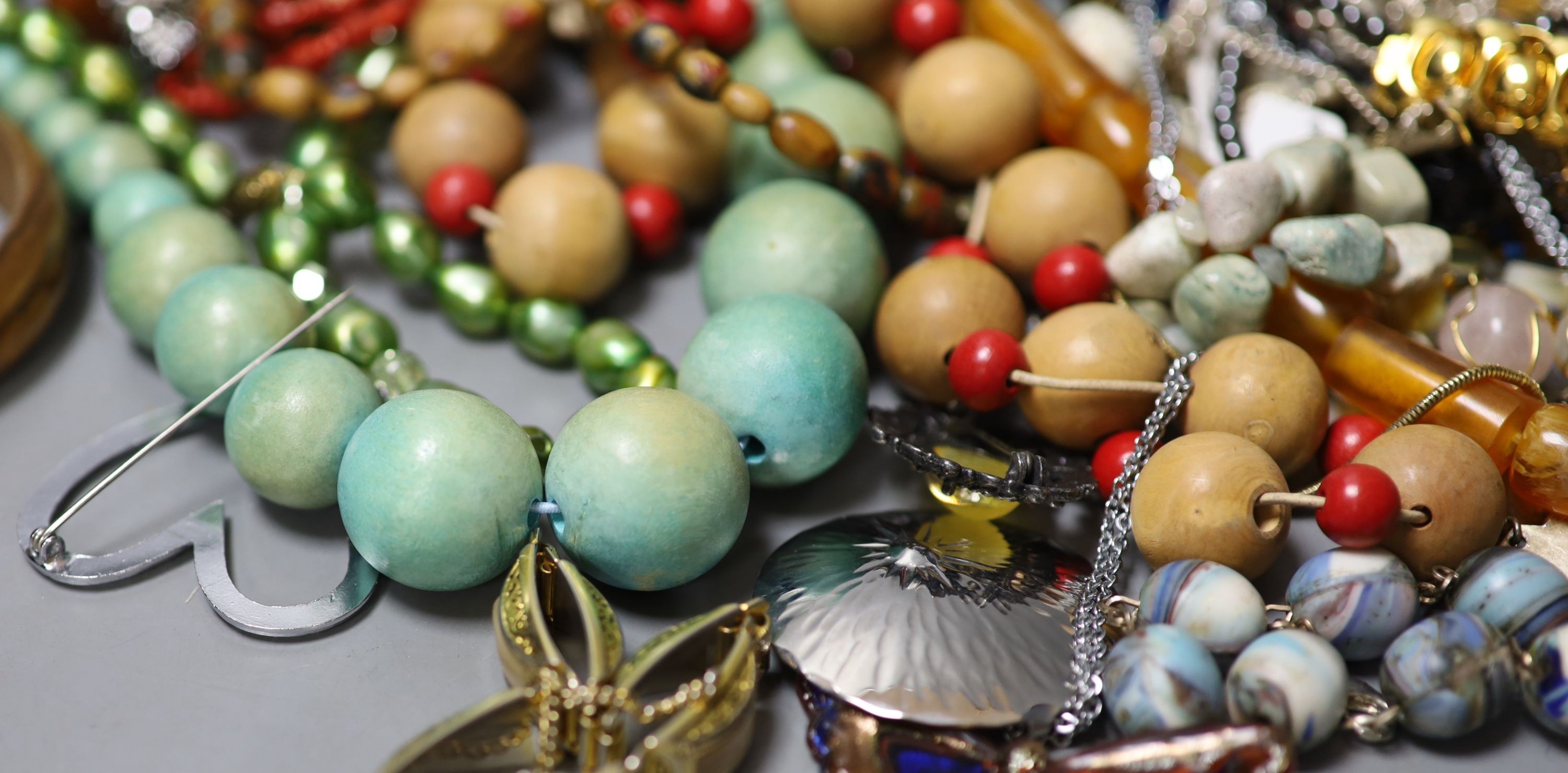 A quantity of assorted costume jewellery.